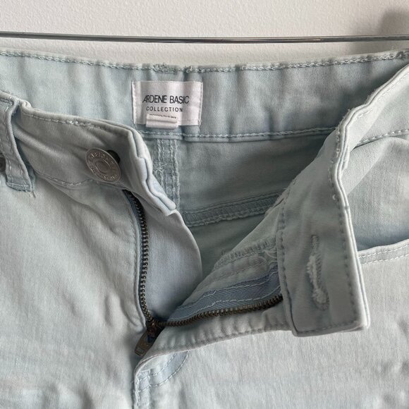 Light wash denim Ardene shorts size 3 - Picture 3 of 3